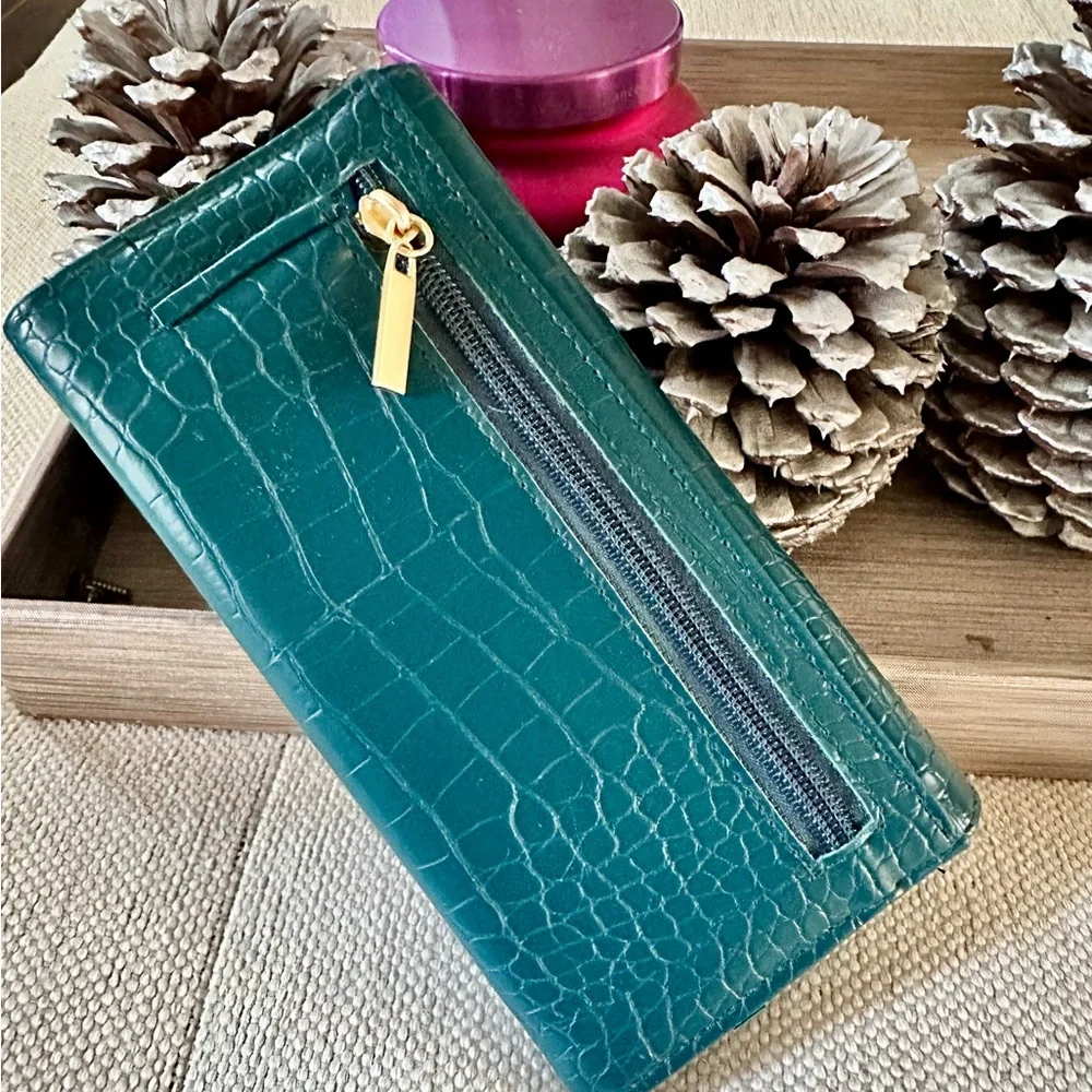 Time & Tru Piper Clutch Wallet‎ Teal Croc Embossed W/ Gold Hardware & Organizer